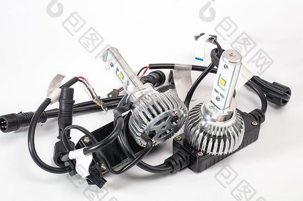汽车灯具用灯泡。带电线和连接元件的银色金属和黑色汽车零件