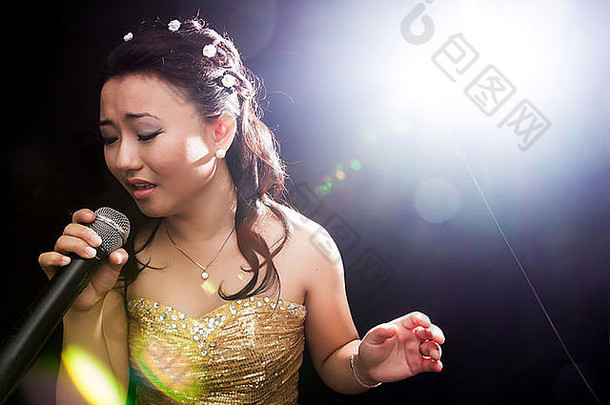 演唱会年轻的亚洲女歌手