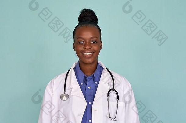 快乐的非洲女医生在<strong>薄荷色</strong>背景下看着相机，肖像。