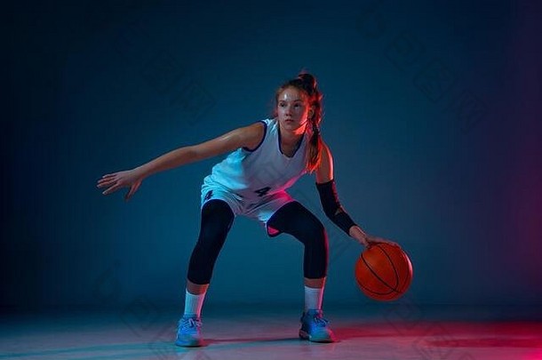 运动年轻的高加索人女篮球球员蓝色的工作室<strong>背景</strong>霓虹灯光运动行动概念体育运动运动能源动态健康的生活方式培训练习