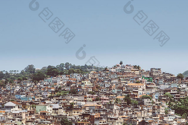 巴西里约热内卢山坡上的棚户区也被称为贫民窟。巴西因不同社会阶层之间的巨大不平等而臭名昭著