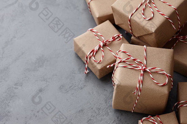用<strong>牛皮纸包装</strong>的圣诞礼物或礼品盒