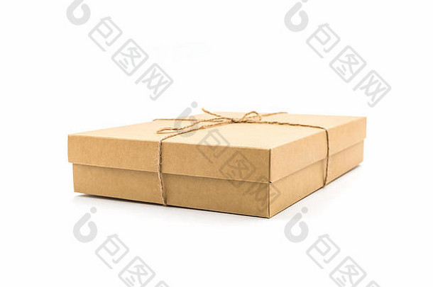 棕色纸盒，白色背景上用细绳捆扎。