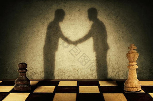 棋子和国王站在前面，他们的影子变成了商人握手。业务层次结构级别