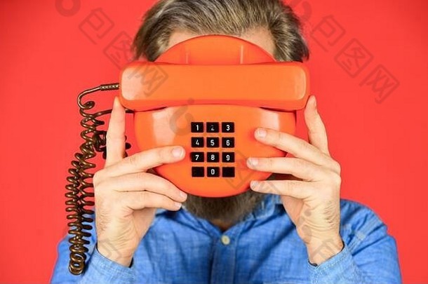 隐藏订户。电话业务概念。商人兜售复古手机。复古客户服务。表达和老式电话通话的男人。商人用老式电话交谈。买新的小玩意。