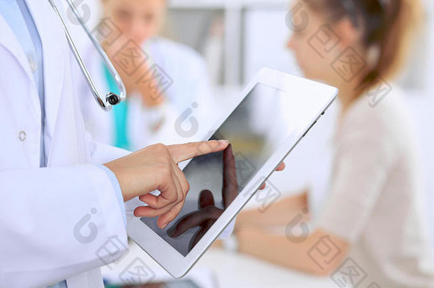 医生平板电脑电脑特写镜头手触摸垫屏幕