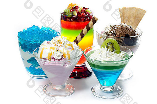 五颜六色的果冻和冰淇淋混合甜点