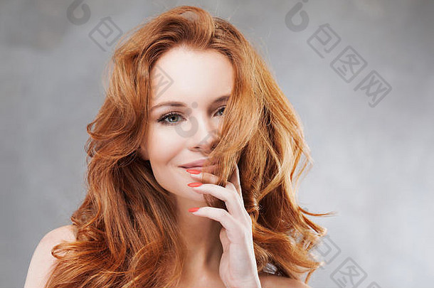 肖像年轻的美丽的红发女人高加索人类型美丽的健康的头发卷发