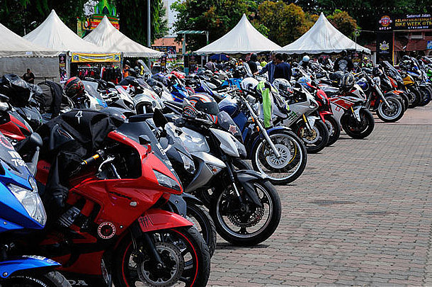 吉兰丹国际摩托车展期间，停在吉兰丹Kota Bharu的超级摩托车