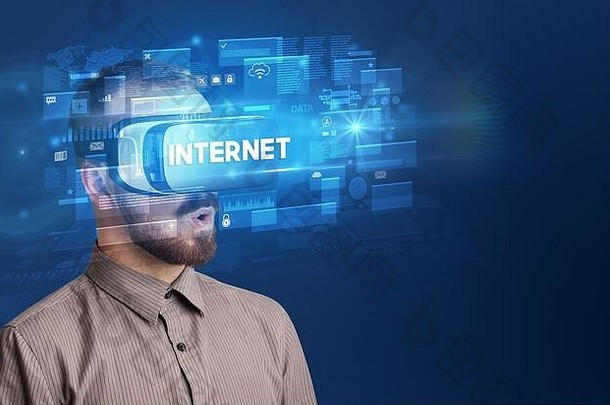 商人透过虚拟现实眼镜观看互联网铭文，创新安全理念