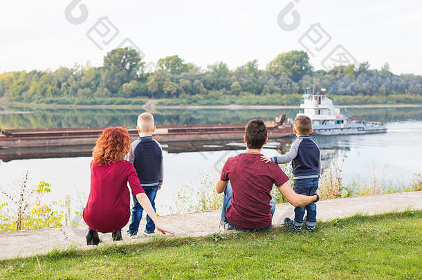 为人父母童年自然概念家庭坐着绿色地面小船