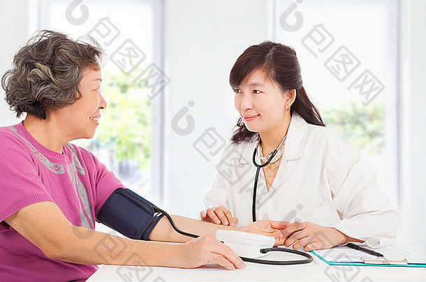 医生测量血压力高级女人首页