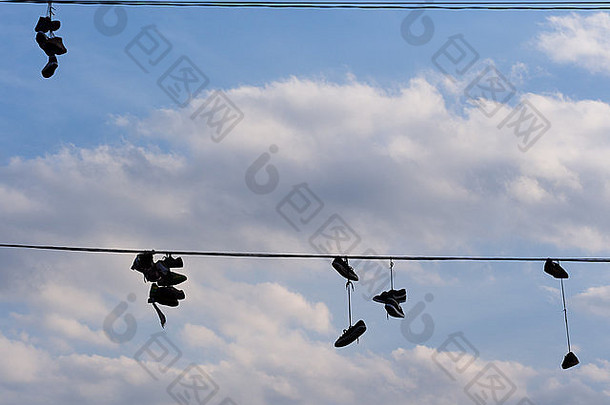 通过鞋带悬挂在电线上的鞋子