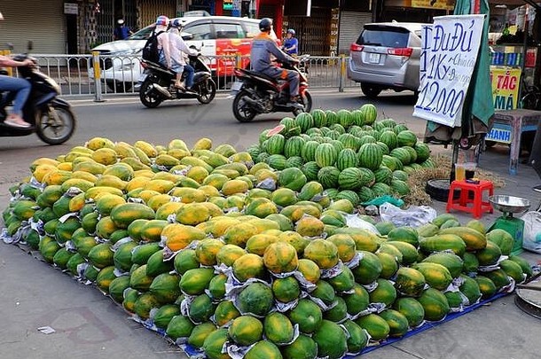 越南胡志明市——2020年1月18日：许多木瓜水果在户外农贸市场的地板上出售，农产品即售即用