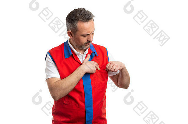 大卖场或超市员工检查红色和蓝色背心的胸袋内部，作为白色背景上隔离的工作服