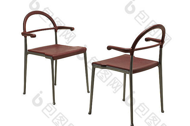两张现代的金属椅子，在白色地板上隔开。水平的