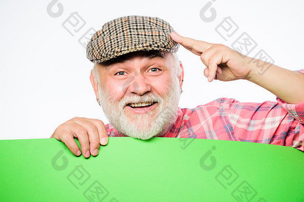 信息在这里。大胡子老人在横幅上张贴公告。<strong>广告店</strong>。受通缉的空间信息。找工作。我需要帮助。戴复古帽子的快乐成熟男人。广告