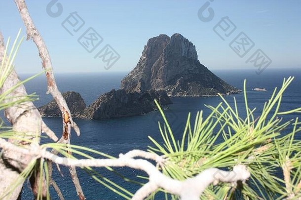 位于西班牙伊比沙岛的卡拉德霍特海岸前的神奇的埃斯韦德拉岛，旁边是一个小的埃斯韦德拉内尔岛