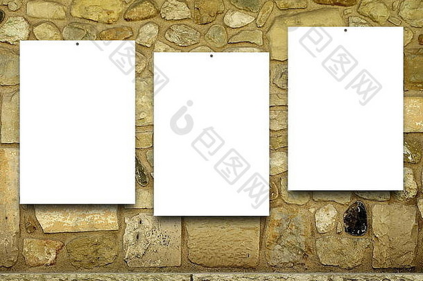 棕色石墙背景上三个带钉空白框架的特写镜头