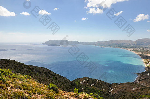 从上面俯瞰希腊海海湾的迷人度<strong>假景观</strong>，一点陆地和山脉。蓝色海洋和绿色山丘上的彩色鸟瞰图