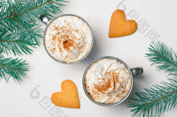 热喝生奶油心形状的饼干杯子咖啡可可浪漫的冬天概念前视图