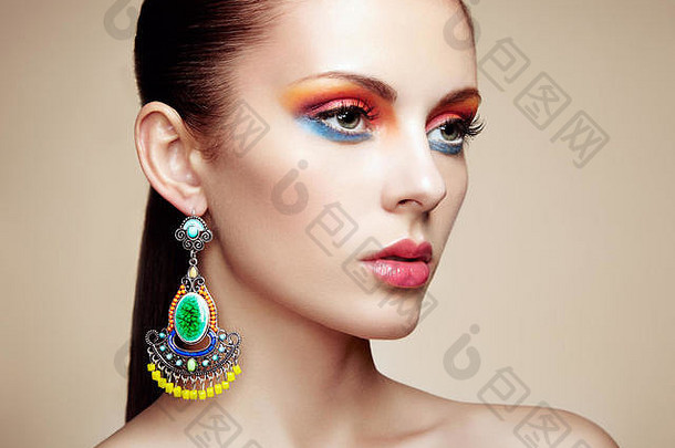 肖像美丽的年轻的女人耳环珠宝配件完美的化妆时尚照片