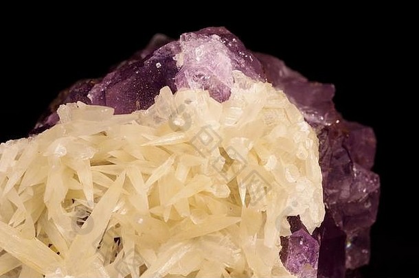 方解石紫水晶宏观照片。美丽的地质标本。埃克塞特，德文郡，英国。