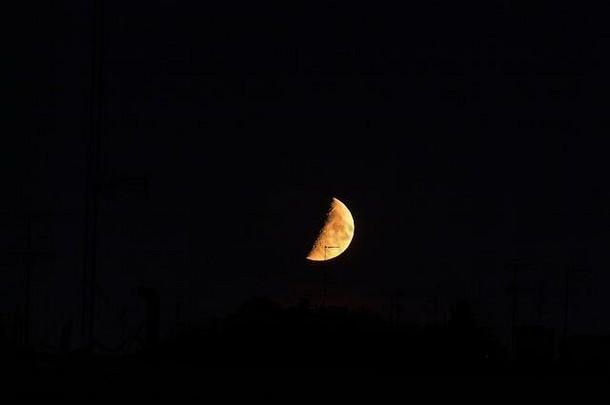 晚上拍摄一半巨大的红色的月亮
