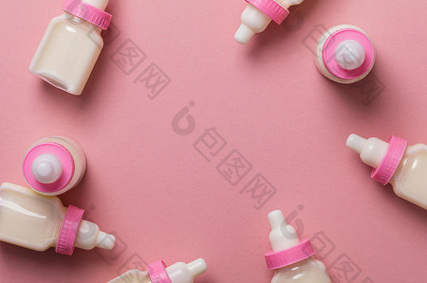 婴儿瓶牛奶柔和的粉红色的背景