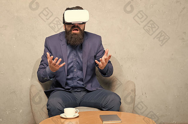 商人<strong>坐椅子</strong>穿嗯嗯嗯探索虚拟现实业务合作伙伴交互虚拟现实机会业务实现现代技术虚拟办公室工作空间