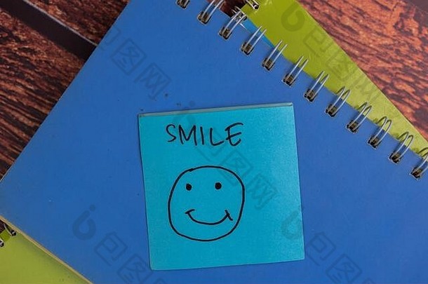微笑脸文本黏糊糊的笔记孤立的办公室桌子上