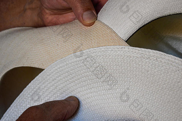 展示著名巴拿马帽子不同编织质量图案的工匠