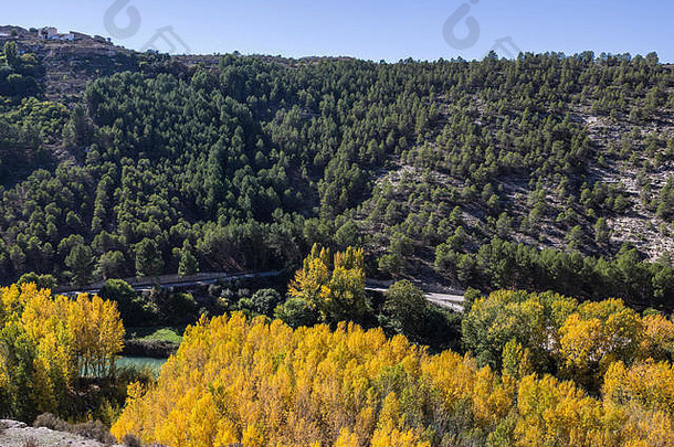 秋天，在西班牙阿尔巴塞特省阿尔卡拉·德尔·朱卡尔（Alcala del Jucar）拍摄朱卡尔河河谷的全景