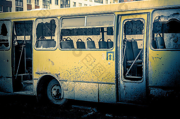 破旧肮脏的黄色公共汽车，窗户坏了