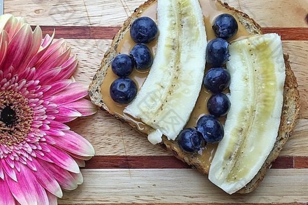 纯素早餐-全麦面包配花生酱、香蕉和蓝莓