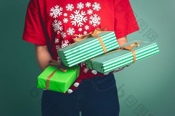 一个女孩拿着一个盒子，里面装着2019年圣诞节的礼物。