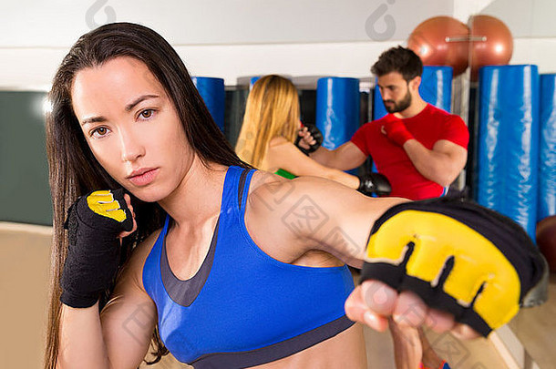 拳击aerobox健身馆训练中的黑发女子肖像