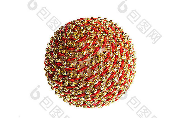 一种红色和金黄色圆形装饰物，用于圣诞树或新年树上的白色隔离物