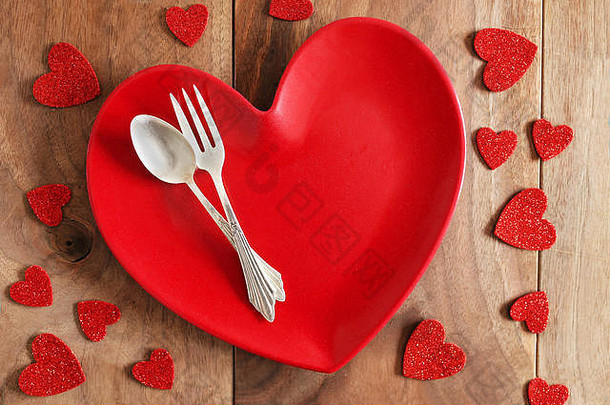 红色的心形状的晚餐板细德国银叉勺子乡村樱桃木趴一样表格包围情人节一天会议