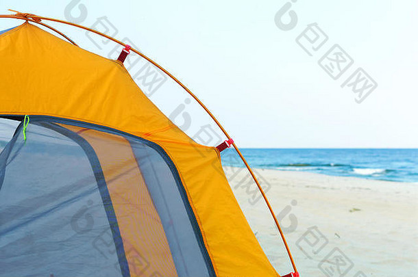 黄色的旅游帐篷帐篷站沙子海