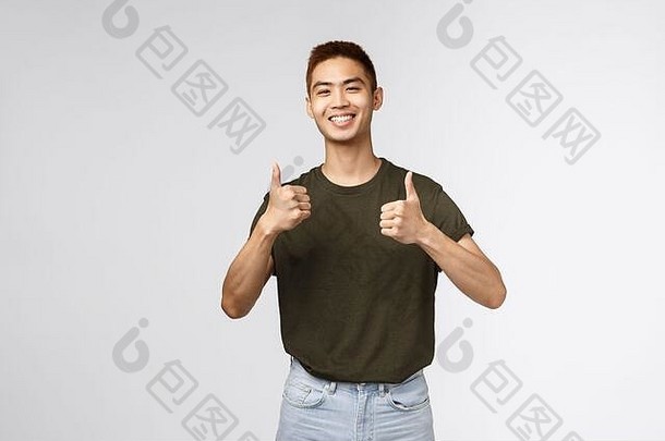 开朗的亚洲男子，男学生推荐在线学习课程，在隔离期间辅导外语，展示满意的拇指和手指