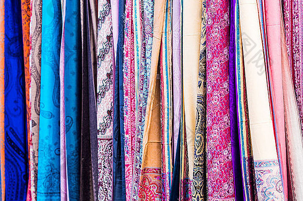 色彩斑斓的围巾出售当地的市场巴库阿塞拜疆