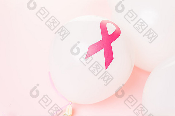 白色乳胶气球，带粉红色的气球。