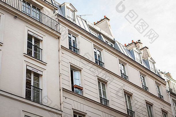 <strong>巴黎</strong>一座多层历史联排别墅的外部，装饰华丽的石头立面，高高的窗户和一个可以看到的拱顶