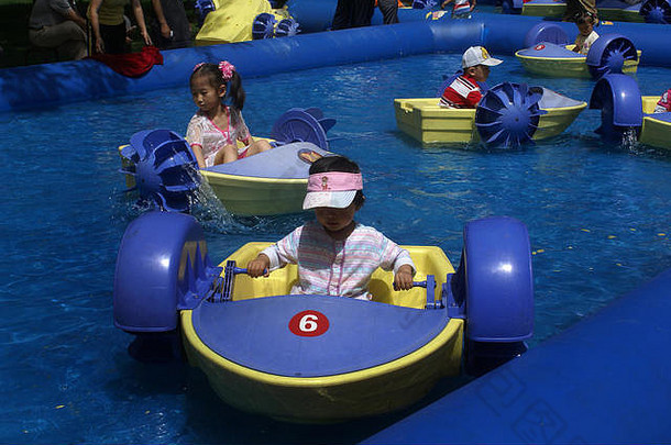 孩子们兜售动力小船龙潭公园受欢迎的撤退北京居民