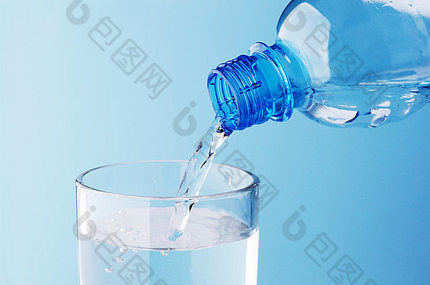 <strong>倒</strong>水塑料瓶玻璃蓝色的背景