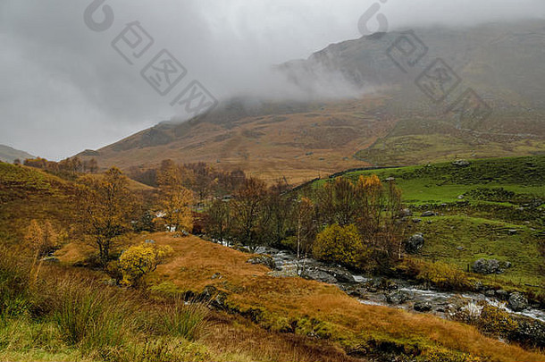 苏格兰高地多雨多雾的秋天。