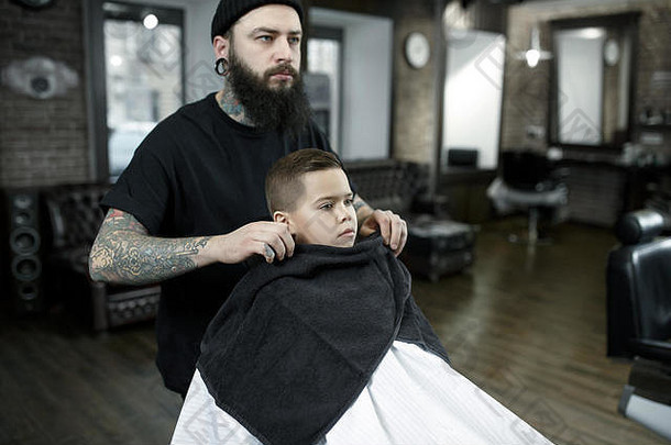 孩子们理发师切割男孩黑暗背景满足可爱的学龄前<strong>儿童</strong>男孩发型手主纹身词刮胡子