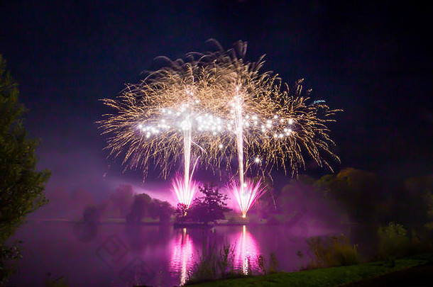 烟花显示湖dunorlan公园坦布里奇井肯特烟花篝火晚上烟花反映了湖