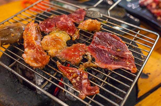 烧烤炉上腌制红肉的种类